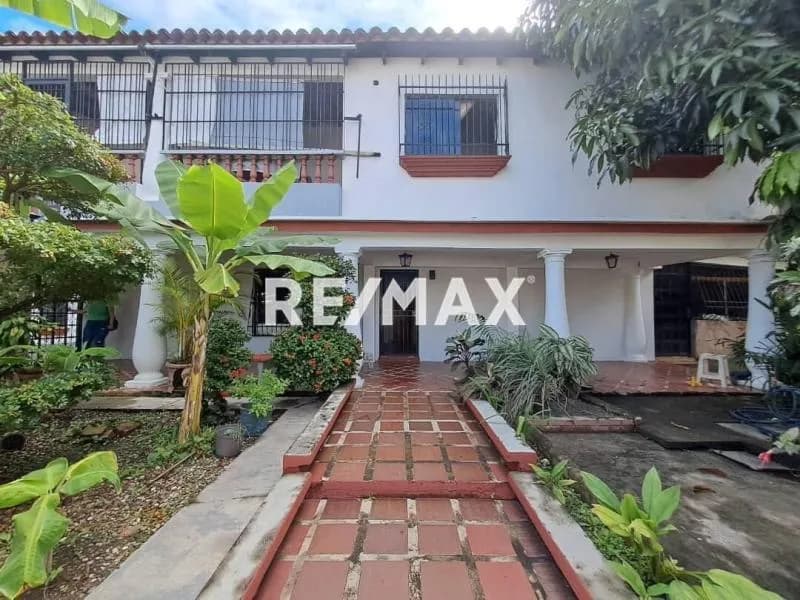 Casa de Esquina en Venta con 3 locales en Parque Valencia