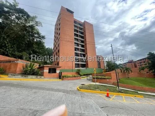 Bello Apartamento En Colinas De La Tahona 26-7727 Aa