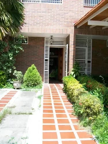 Casa En Urbanizacion Privilegiada, Muy Bien Ubicada, Remodelada