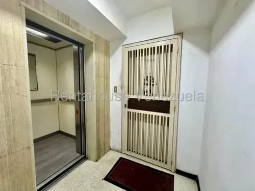 Apartamento En Venta La Campiña Con Terraza Y Potencial Para Remodelar #26-16868 Magaly