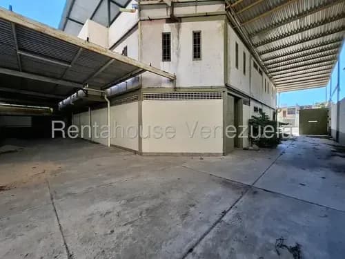 Se Venden 3 Locales En Obra Gris Sector La Romana Maracay Con Area De Carga Y Descarga Tanque De Agua #25-13780 Rm