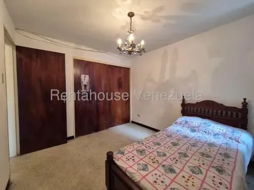 Suministro De Agua Constante! Amplio Apartamento Original Con Pisos De Granito Blanco En Perfecto Estado, Mls #26-20148