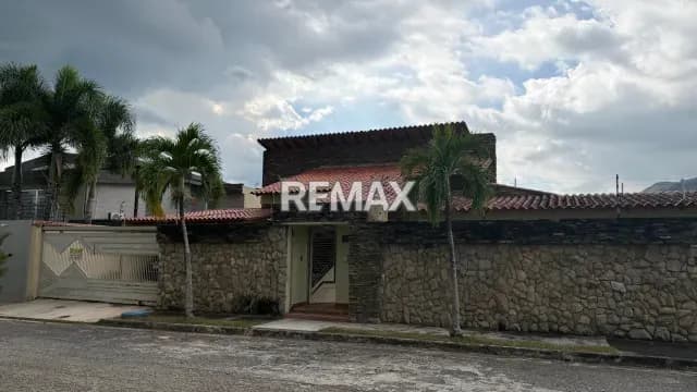 Se Vende Casa a Modernizar de Esquina Urb Altos de Guataparo
