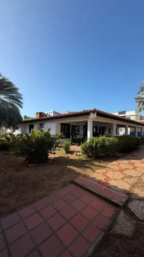 Home 24 Islas Ofrece En Venta Hermosa Quinta Ubicada En La Urbanización Costa Azul, Porlamar