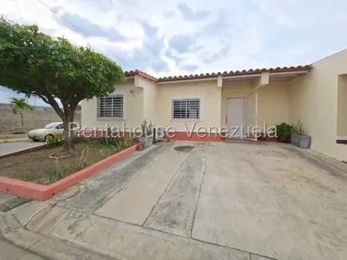 Yolmar Mendoza Vende Linda Casa En Cabudare, Parcialmente Amoblada, Cocina Integrada Con Sala. Aire Acondicionado, Tanque Subterráneo.