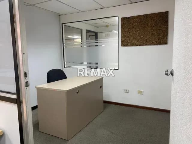 Oficina en Alquiler en la Zona Industrial de La Trinidad Baruta, incluye acceso a áreas comunes como Salón de coferencia, comedor, baños y recepción.