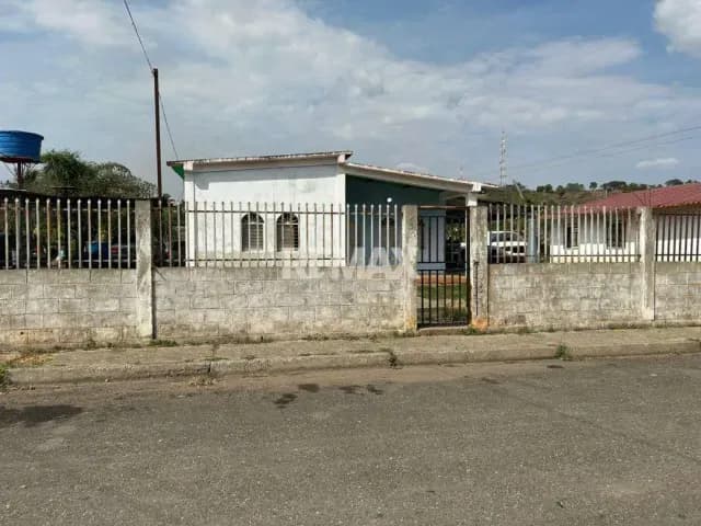 En Venta Casa con Amplio Terreno ubicada en Guanare, Barrio La Guajira, Avenida 5 de Diciembre, Mesa de Cavaca, Guanare, Portuguesa, Venezuela