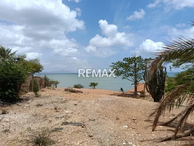 Terreno con ubicación exclusiva frente al mar