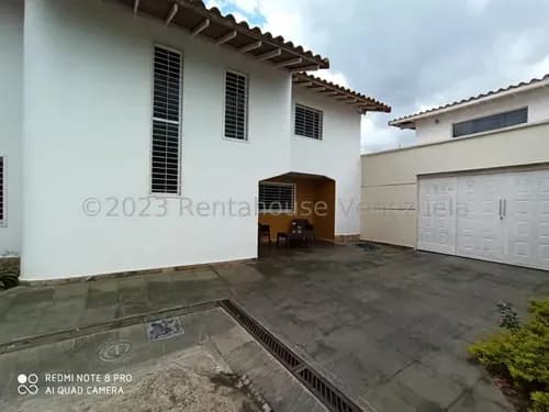 Hermoso Town House, Ubicado En La Urbanización Santa Rosalia, Con Mas De 500 Metros 25-16149