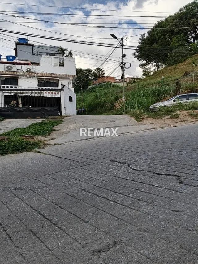 CASA EN VENTA EN CARICUAO LAS TERRAZAS ZONA B LATERAL