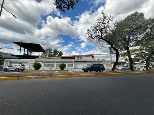 Casa Con Zonificación Comercial Y Un Local Con Estructura En Dos Niveles Ubicado En Plena Av. Carlos Sanda Urb. El Viñedo, Valencia. Ns