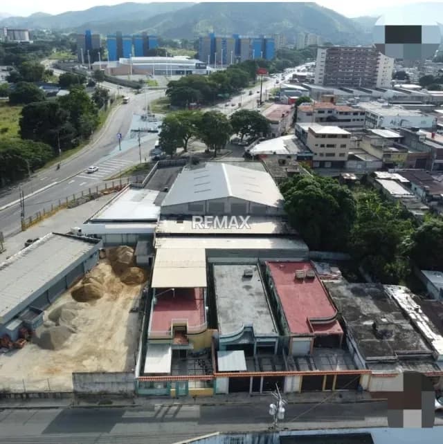 En venta estratégica casa con locales, para remodelar, ubicado en terreno propio de 983m2