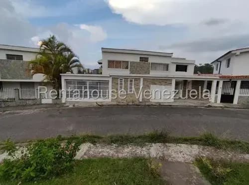 Oportunidad En Venta, Dos Casas Adosadas Conectadas Por Terraza En Urbanización Cerrada De Altos Mirandinos. 507 M2, Clima De Montaña, Calle Ciega, Seguridad 24h Y Excelente Distribución.