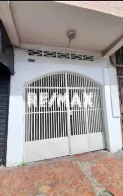 Se alquila anexo a una cuadre de la Av Moran