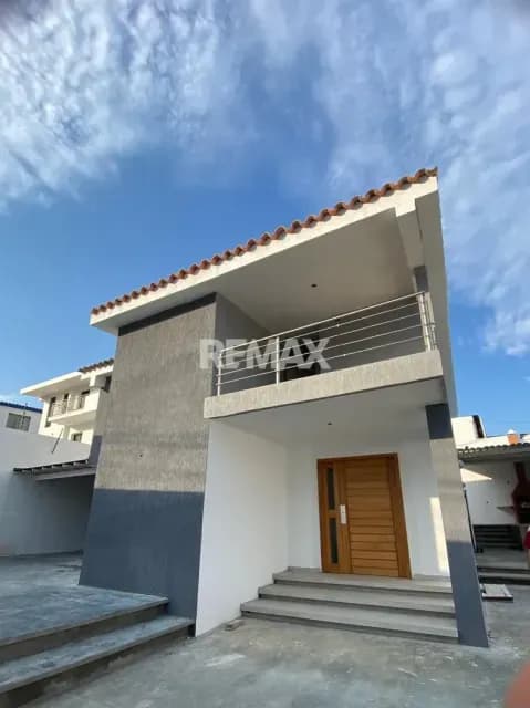 En venta bella Casa en Colinas de Santa Rosa Ubicada en una esquina privilegiada a pie de calle