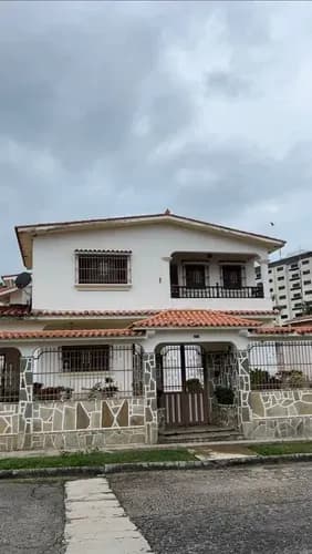 Casa En Calle Cerrada En Valles De Camoruco En Venta, Valencia Inmomaggi 2116