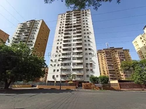 Cómodo Apartamento En Venta Urb El Centro Piso Alto 24-16636 Hc