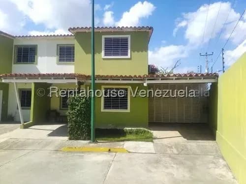 Rentahouse Lara Vende Moderna Casa A Estrenar En Esquina Con Terreno Adicional; Remodelada Con Pisos De Porcelanato, Cocina Tipo Ferrara En Silestone Y Concepto Abierto Integrado.