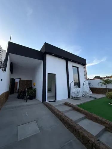 Vendo Casa En El Parral, Conjuro Cerrado Y Con Vigilancia, De Una Sola Planta, Conjuro Espacios A Doble Altura Y Concepto Moderno. Rg. Amplio Patio Con Parrillera. Ventanales Panorámicos. Jardin