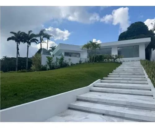 Area De Terreno: 2,350 M2 Area De Construccion: 1.150 M2 Aprox Area De Estacionamiento: 500m2 Aprox Casa De Una Planta Con Area De Servicios Separados En Nivel Sotano Sala Con Puertas Corredizas Haci