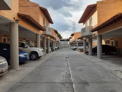 Townhouse En Venta En Mañongo Res Villa Menhir Ls