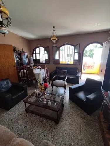 Venta De Casa En Venta En La Urb. El Trigal Sur Valencia Tipo Apartoquinta Céntrica Calle Cerrada A Remodelar (dr)
