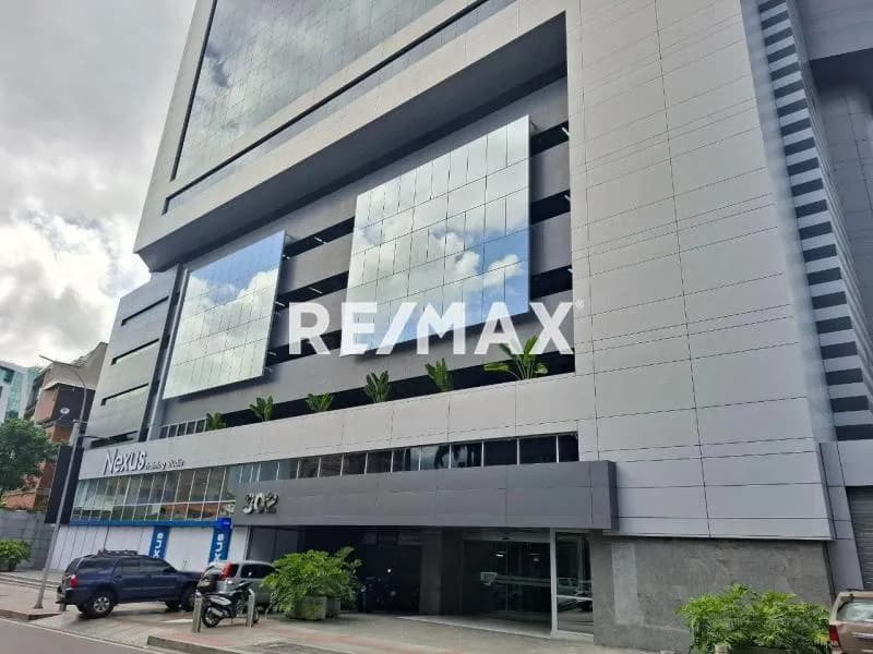 Se Alquila Oficina de 135 mts2 en Obra Gris en la la Espectacular Torre 302 en las Mercedes