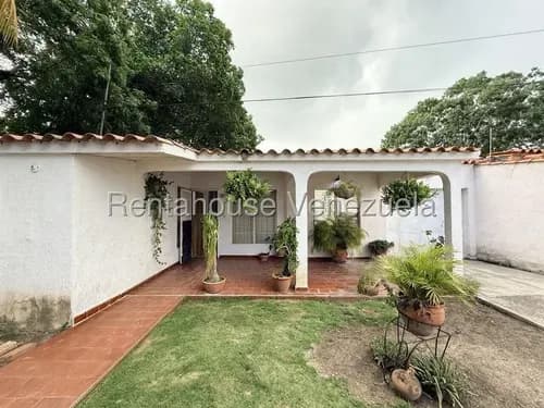 Dennymar, Vende Hermosa Casa Moderna En Buena Zona De Cabudare, Con Mas De 200m2, Posee 3 Habitaciones, 2 Baños, En Impecables Condiciones! 26-21517.