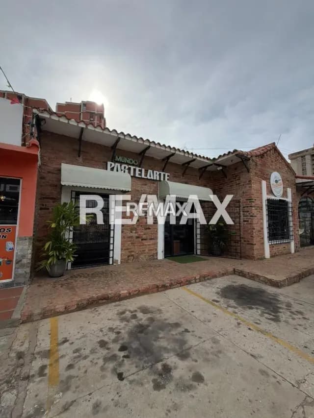 EN VENTA PUNTO COMERCIAL AV 8 SANTA RITA