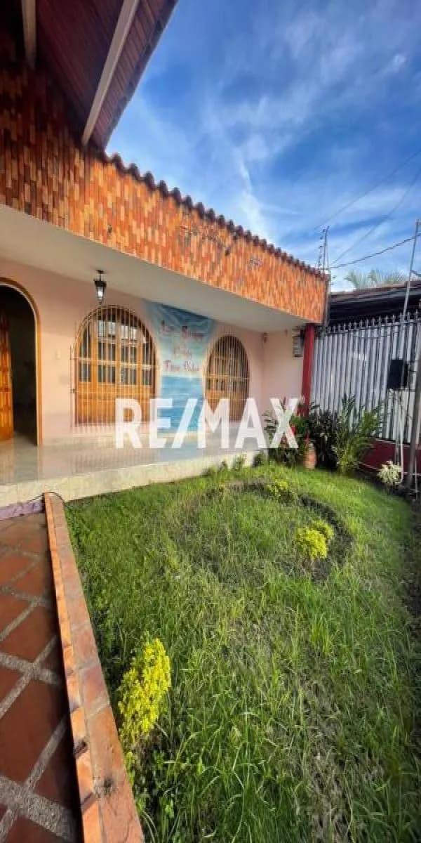 EN VENTA HERMOSA CASA EN LA CALLE 61, CERCANA A LA AV. ROTARIA