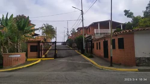 En Venta Hermosa Y Amplia Casa En Llano Alto Urb. Monterrey I. Urb. Cerrada Con Portón Eléctrico Sistema De Llamadas. Muy Cerca Al Santuario Virgen De Fátima. Consta De 2 Pisos Con 295mts2 De Terreno