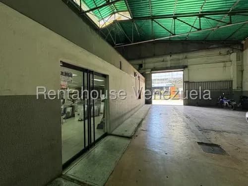 Avenida Nueva Granada, Parroquia San Pedro !! Venta Amplio Galpón 2.950 Mts2, 3 Baños. Múltiples Usos Comerciales E Industriales. Áreas De Oficina Y Venta Al Público. Ubicación Estratégica !!