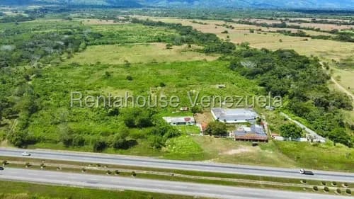 Edixon Curiel Vende Amplio Local Comercial En Chivacoa, Yaracuy, Es Una Inversión De Estilo De Vida Y Un Negocio Integrado, Ideal Para Emprender El Negocio Deseado.