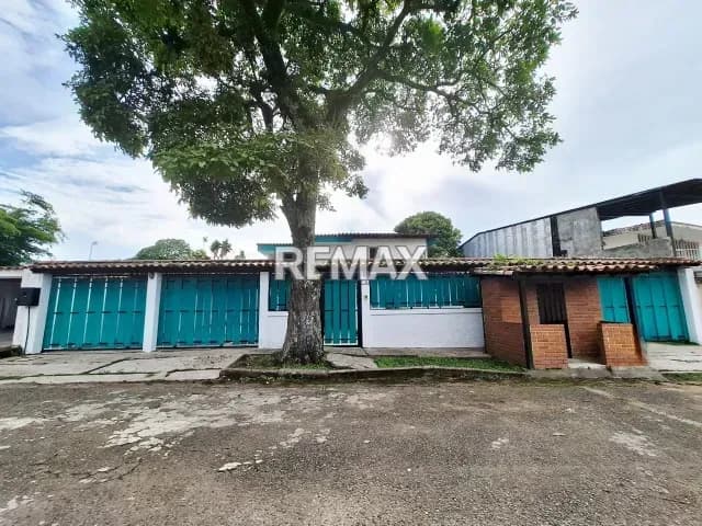 Casa en venta yo alquiler Urb privada Pirineos, sector El Tama, San Cristóbal