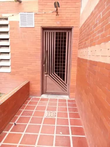 Apartamento Residencias Las Palmeras Naguanagua Consta De 94m2 3 Habitaciones 2 Baños Cocina Lavandero Balcón Rejas Protectoras Puerta Y Ventanas 1 Puesto De Estacionamiento Precio $35.000 $$ Ervic