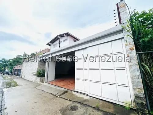 Kb - Casa En Venta En Urb. Prados Del Este, Con Jardin Y Terraza Descubierta