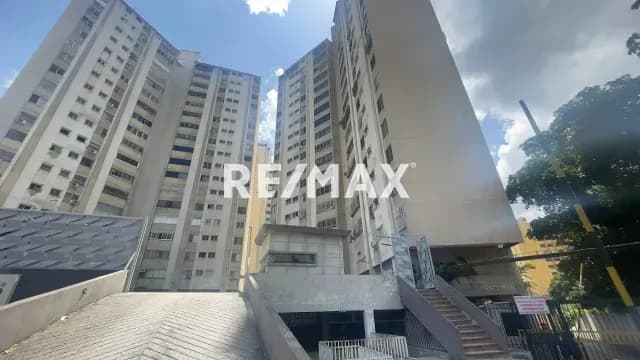 lindo y amplio apartamento conservado con balcon y vista al avila el bosque - av libertador