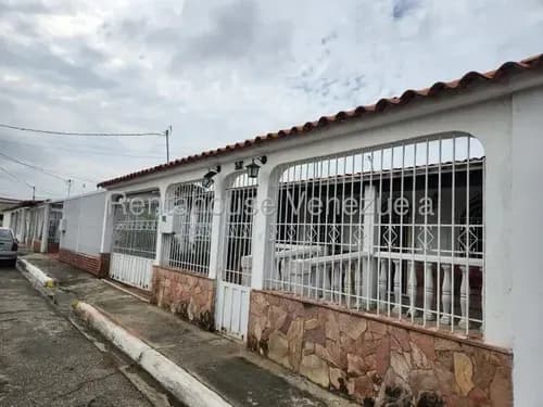 Fredxia Castillo Vende Amplia Y Acogedora Casa En Almarriera, Cabudare. Fc # 26-18234.