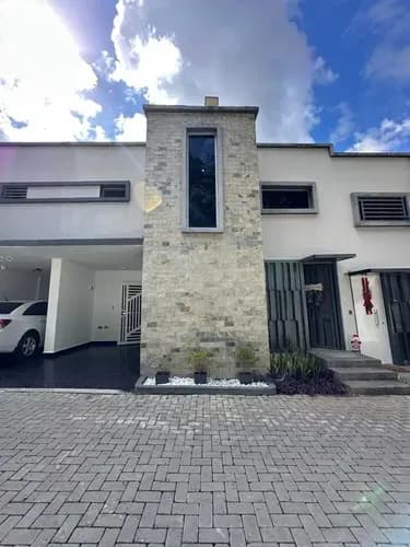 En Venta Imponente Townhouse -res. Taj Mahal- Ubicado En La Urb. Trigal Sur. (al)
