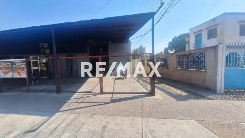 Galpón en venta en la Av. Enrique Tejera A pie de calle.