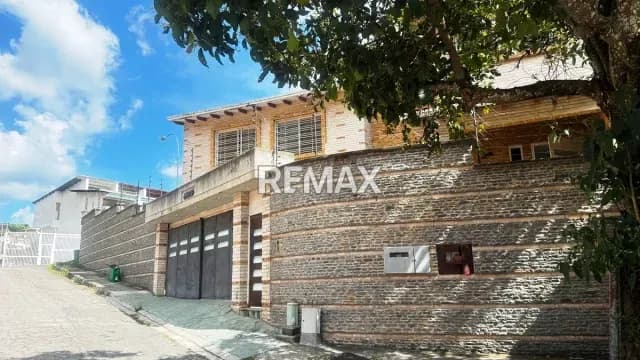 CASA EN VENTA - URB. MIRANDA